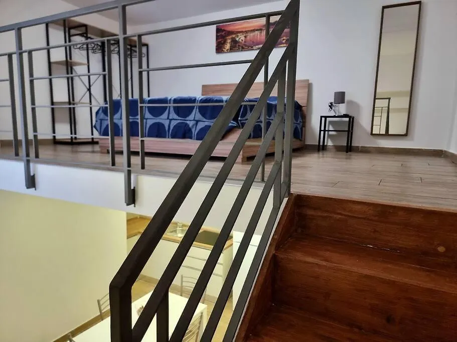 Casa comoda e centrale in quartiere storico di Napoli-1